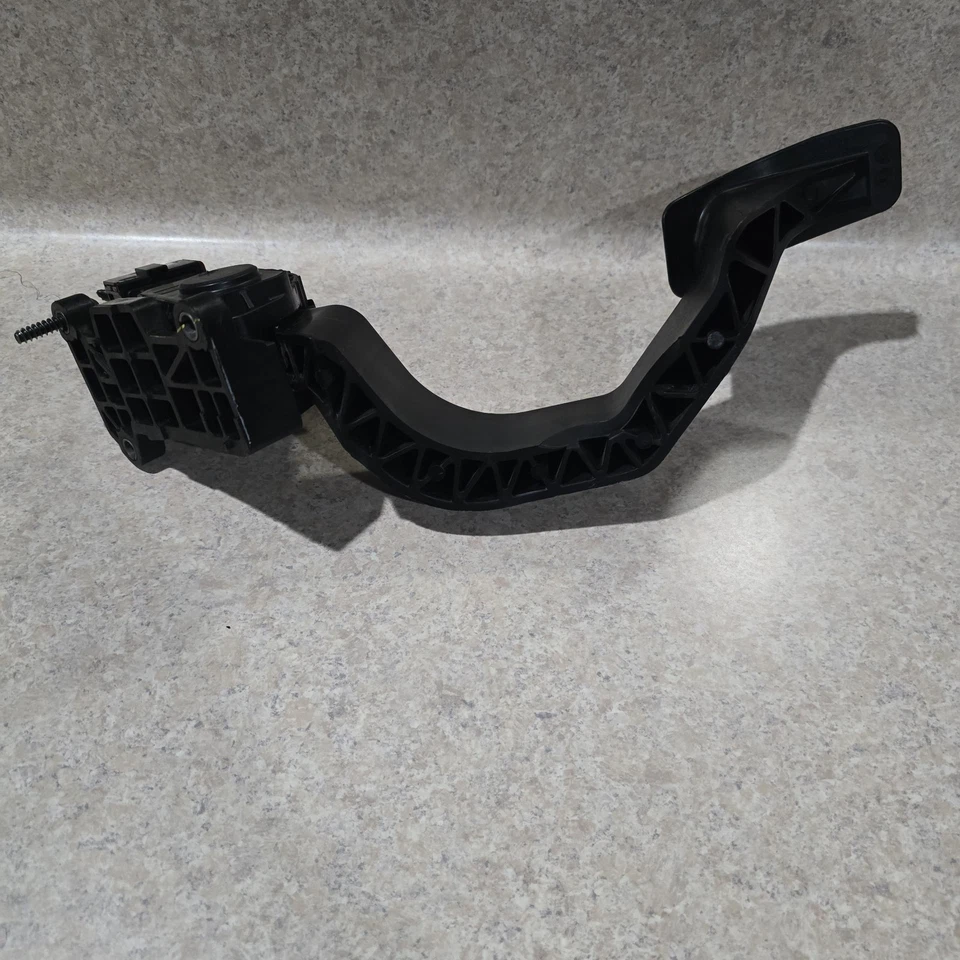 2015-2017 CHRYSLER 200 BRAKE PEDAL ACCELERATOR OEM - Image 2 of 3