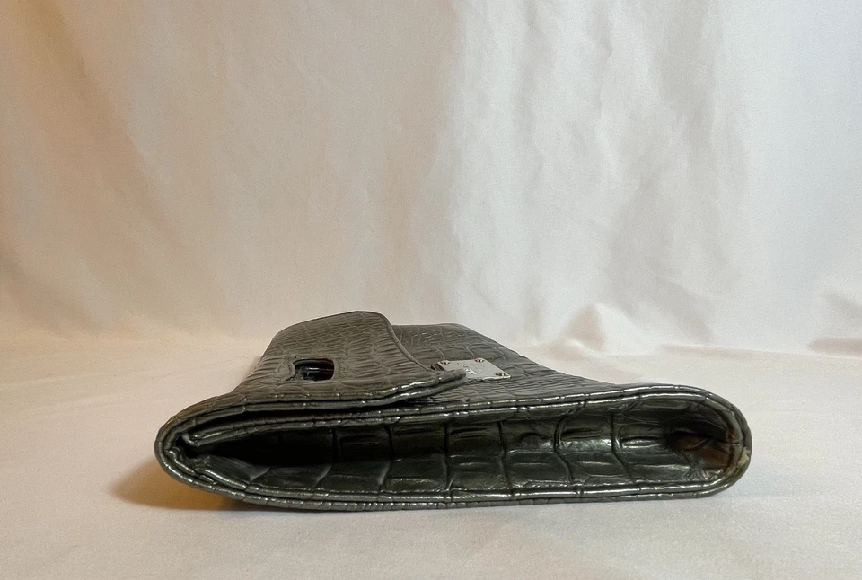 Bolso sin asas Nine West Gun de metal con estampado de cocodrilo Foto 4 de 4