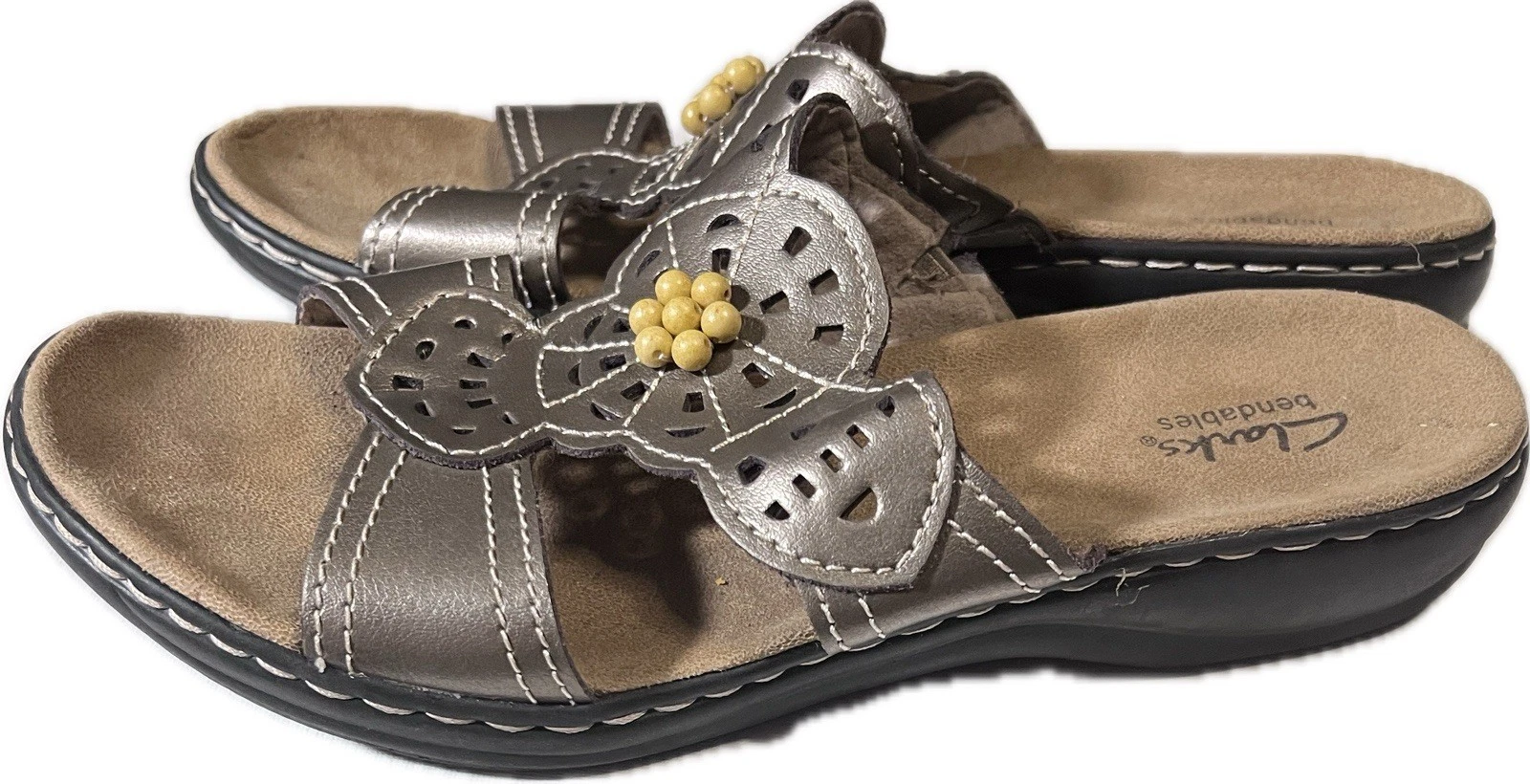 Sandali Clarks in pelle da donna taglia 9 5 M peltro ritagliati deco cuciture perline