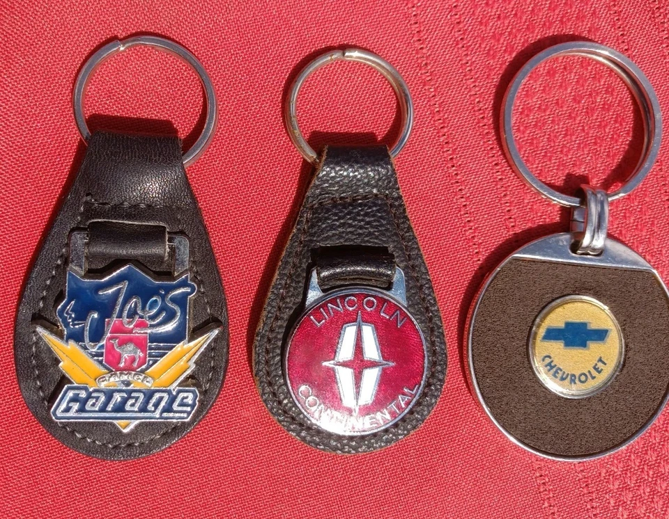 LOT OF (10) COLLECTABLE AUTOMOTIVE) Cycle KEYCHAINS - Image 2 of 4