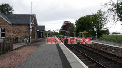 FOTO RAIN BAHNHOF BIETET PASSMÖGLICHKEITEN FÜR ZÜGE VON UND NACH T