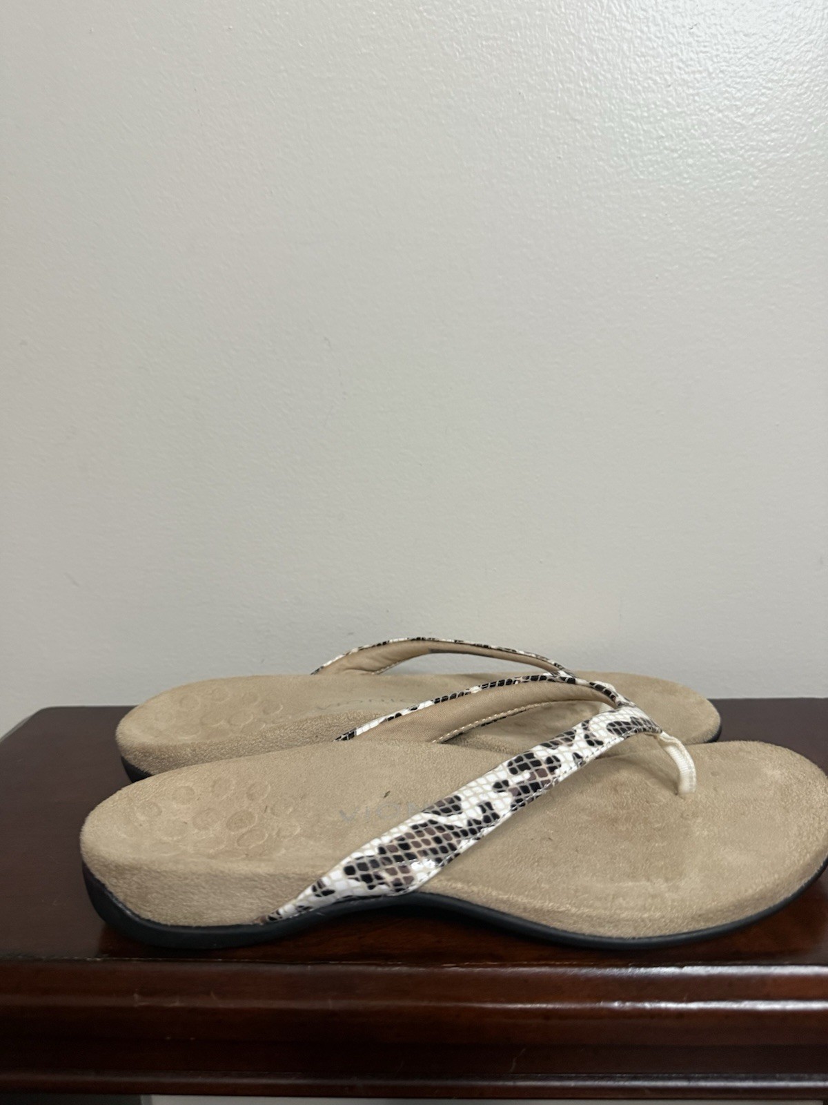 Vionic Tan and Black leopard Patterned Sandals in… - image 7