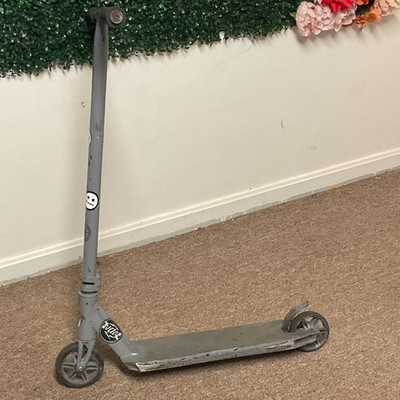 Fuzion Pro Scooter, Gray/Black,  New Black Handlebar Grips