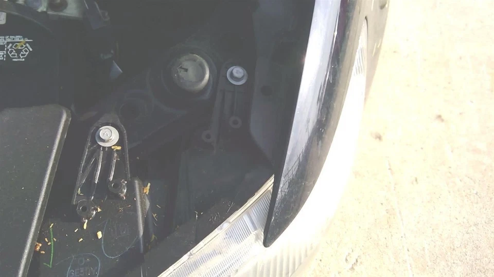 11-2017 18 19 Mitsubishi Outlander SP Driver Left LH Headlight Halogen Headlamp - Image 2 of 4