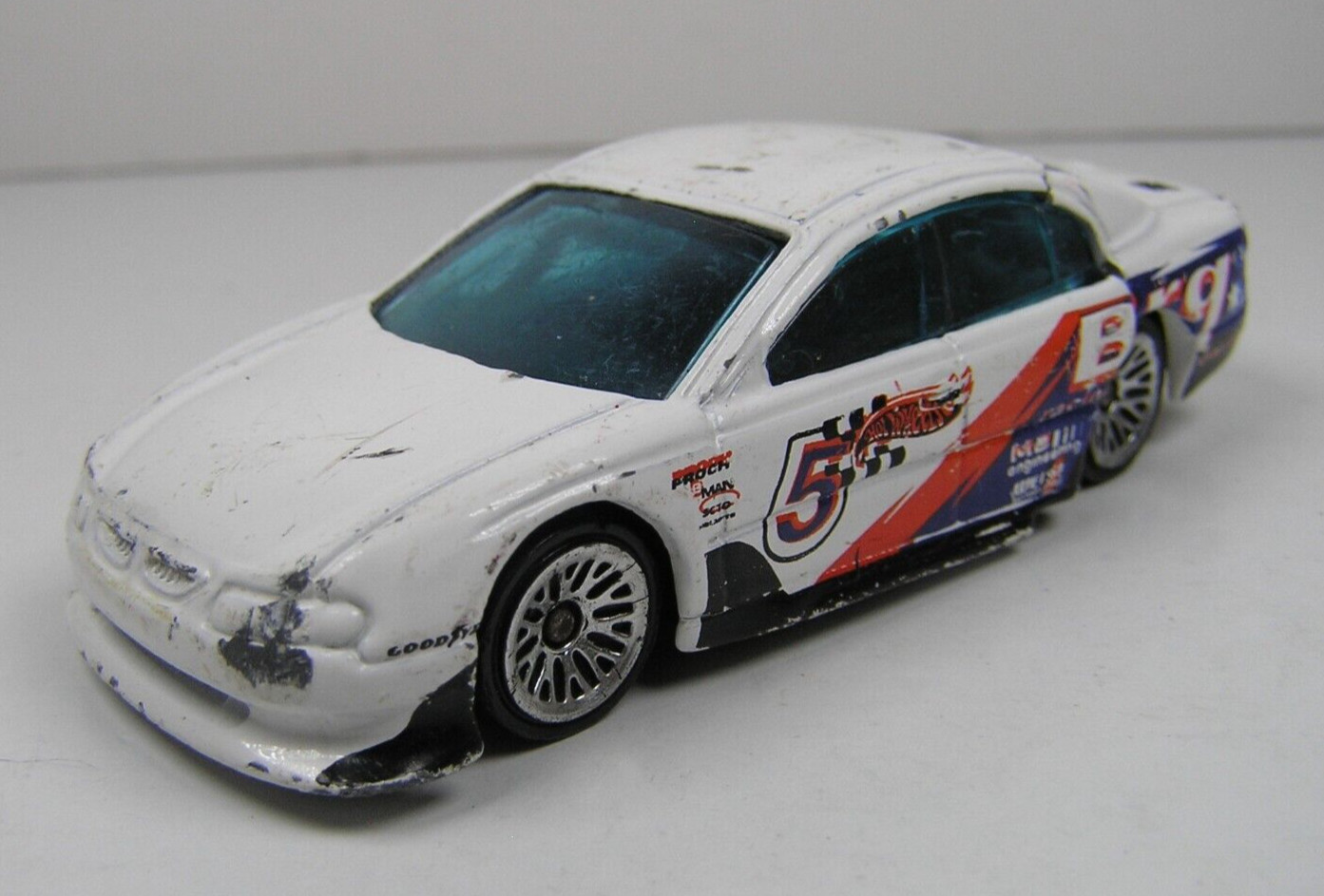 Hot Wheels White SS Commodore VT 2000 1:64 Scale Diecast Vehicle Malaysia