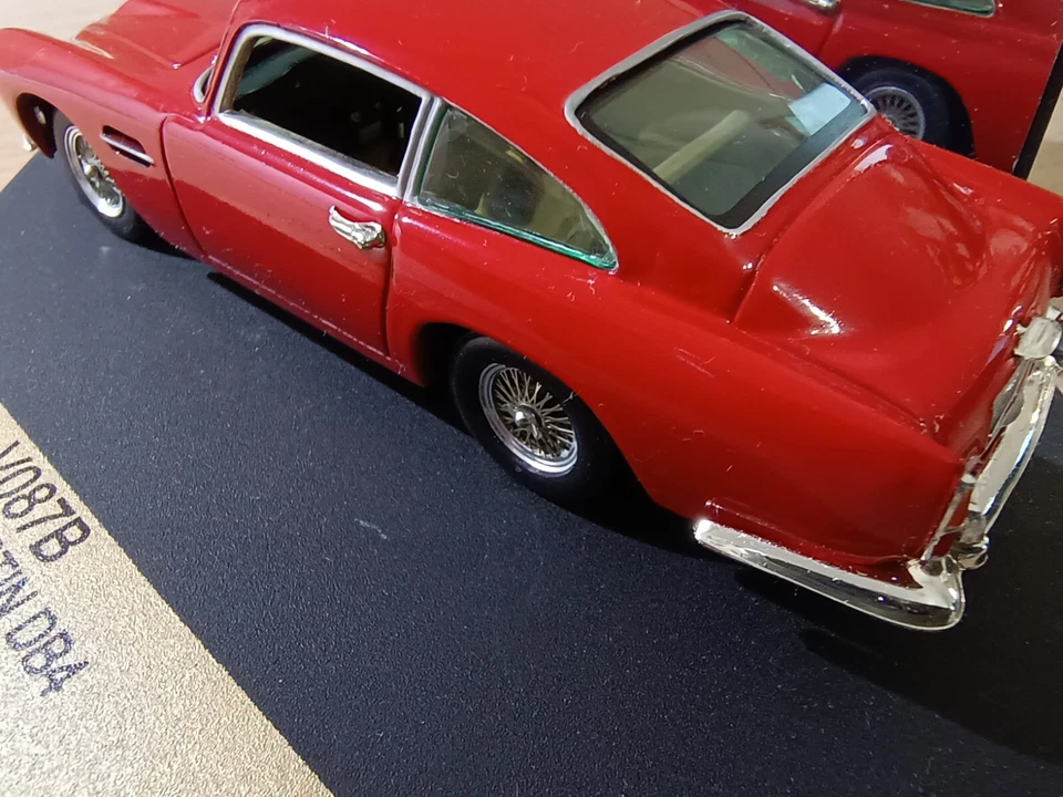 Vitesse V087B Aston Martin DB4 1960 Fiesta Red 1/43 scale - Imagem 4 de 4