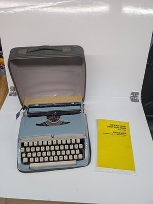 Brother de Luxe tragbare Schreibmaschine Duck Egg blau Vintage Japan + Koffer 60er Jahre