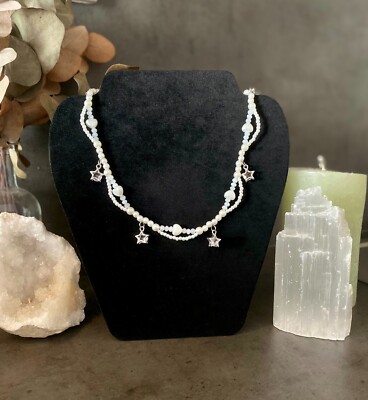 Neue verdoppelte Kette mit silbernen Sternen und Perlen / Perlenherzen
