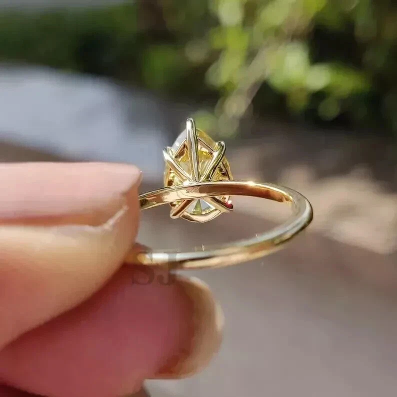 Anillo de compromiso solitario de citrino creado en laboratorio corte pera de 2 quilates enchapado en oro amarillo de 14 k Foto 2 de 4