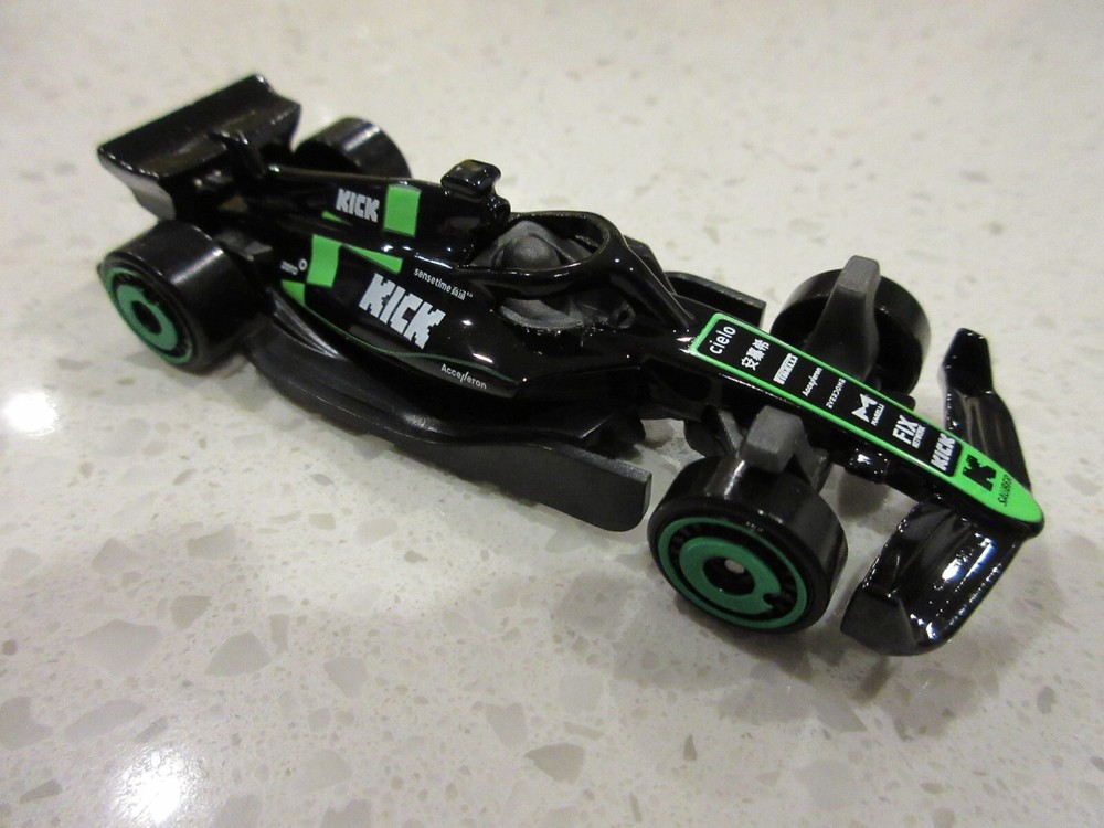 2024 Hot Wheels Kick Sauber F1 1:64 Diecast Toy Race Car in Green