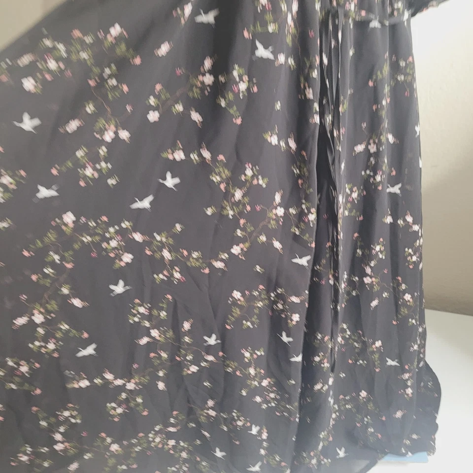 Vestido Tórrido Talla 2 Flutter Cuello en V Grúa Flor Forro Manga Corta Negro Foto 3 de 4