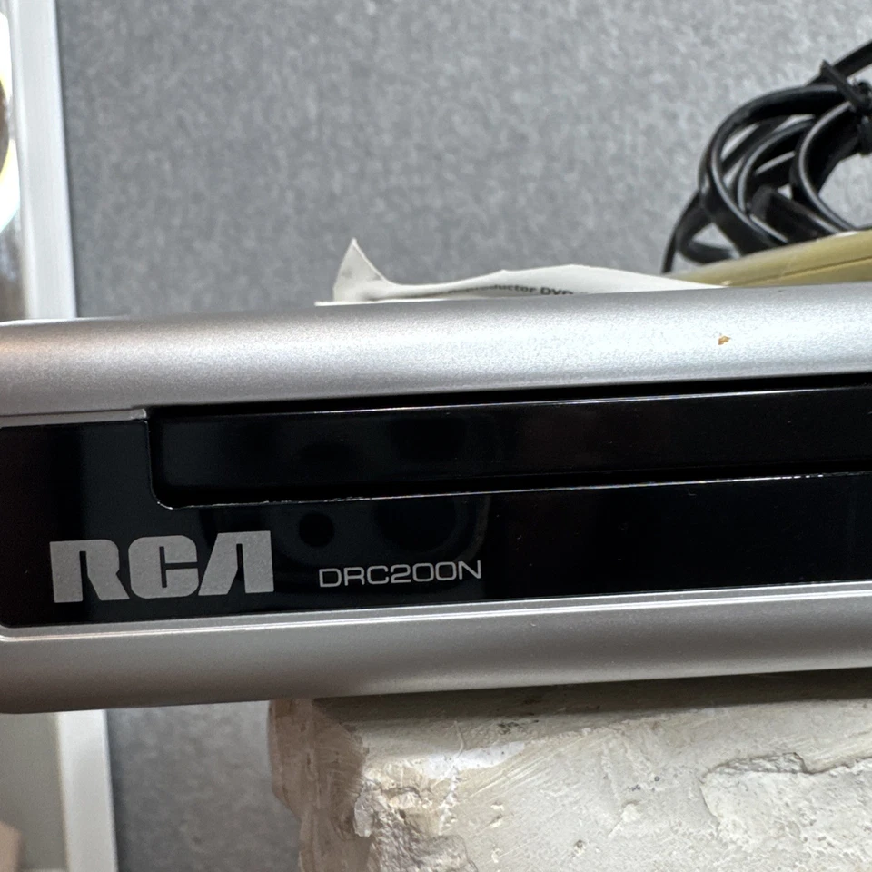 DVD player RCA DRC200N com controle remoto apenas para peças - Imagem 2 de 4