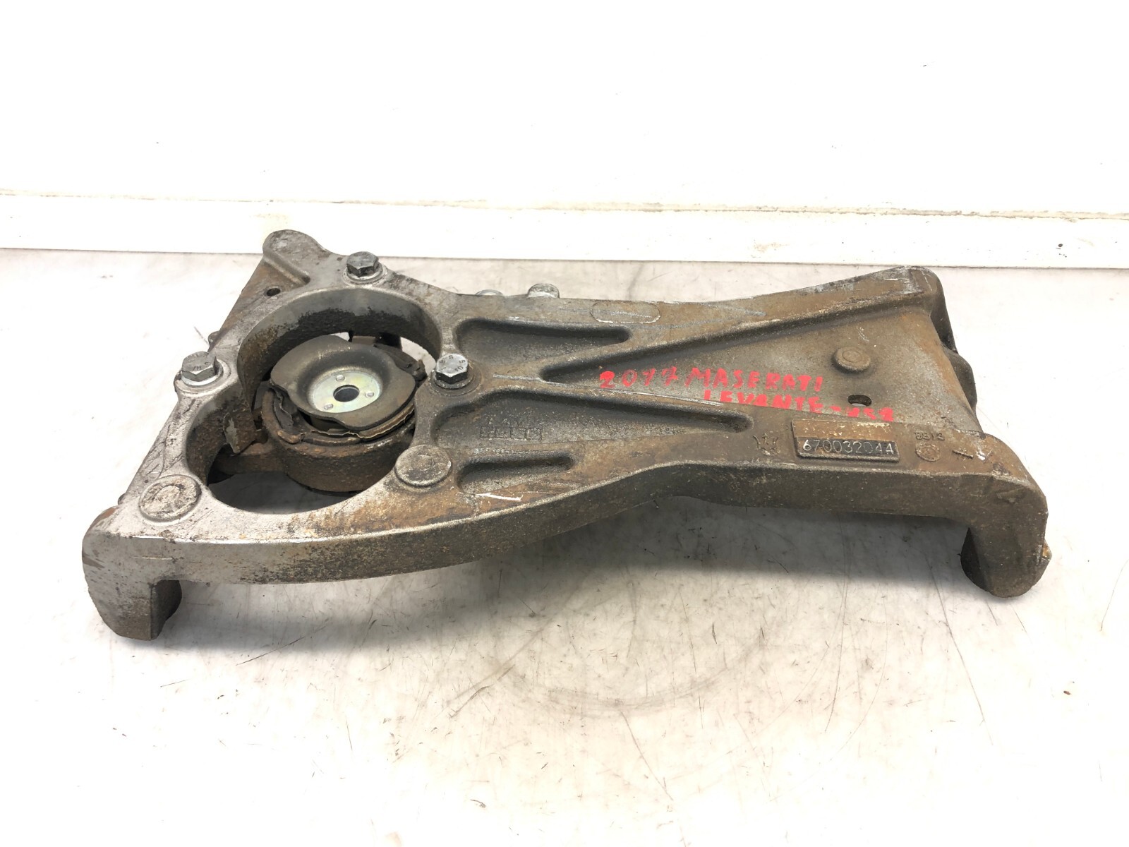 2017-2020 MASERATI LEVANTE TRANSFER CASE CROSSMEMBER MOUNT BRACKET OEM