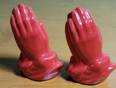 置物 Supreme Ceramic Salt and Pepper Shaker Supreme SS13 Salt and Pepper Shakers Red Praying Hands Prayer Logo
