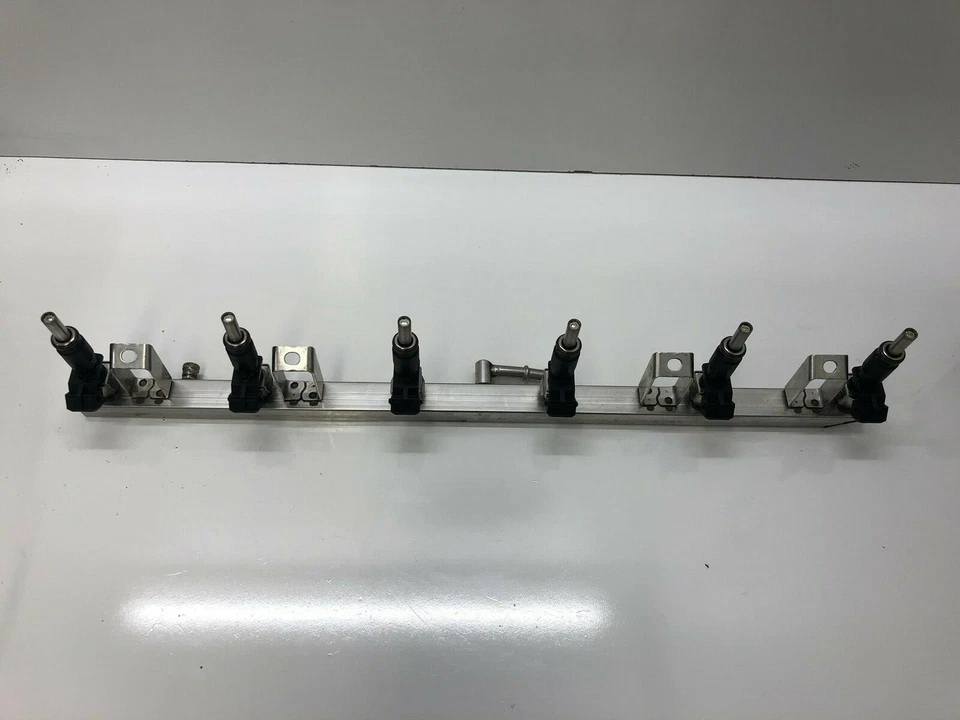 BMW E60 525i 525xi 2004-2010 528i 528xi 530i 530xi riel de combustible OEM  Foto 2 de 4