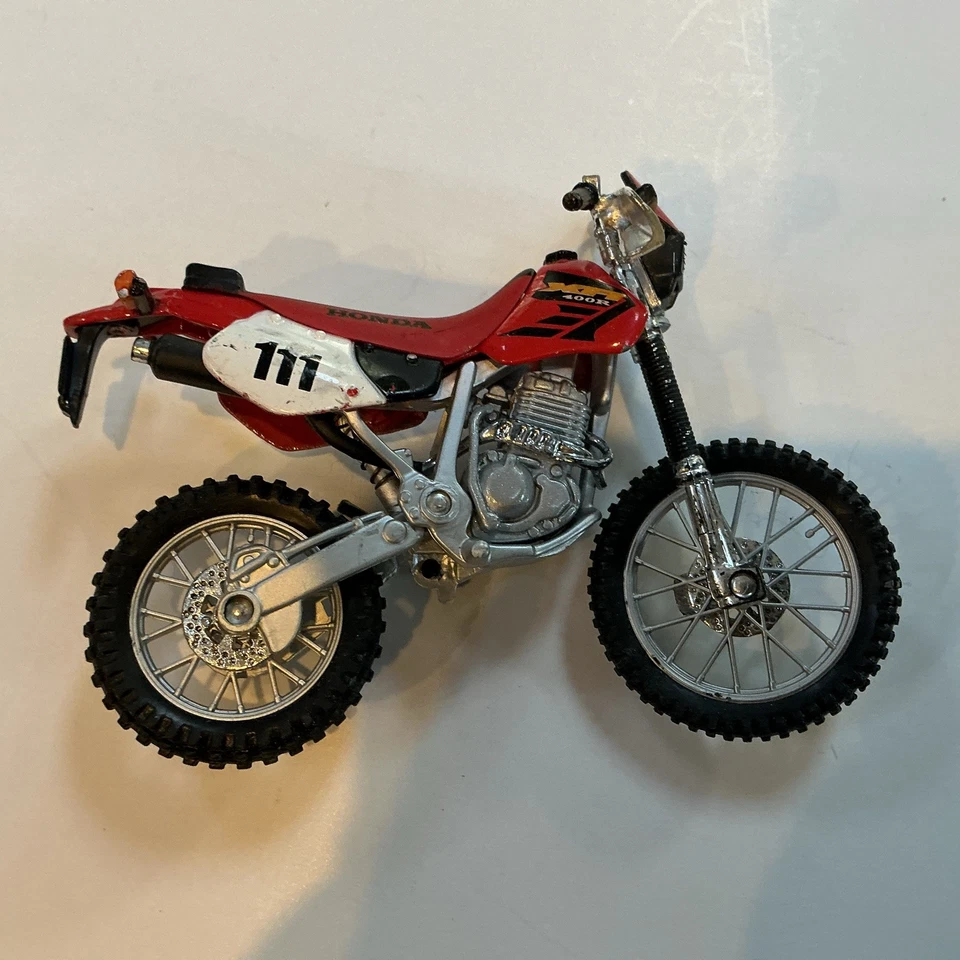 Maisto Honda CRF #111 Red Off-Road Dirt Bike Motorcycle 1:18 Diecast Model Toy - Image 2 of 2