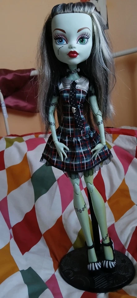 Frightfully Tall Frankie And Clawdeen And A Stand - Image 2 of 4