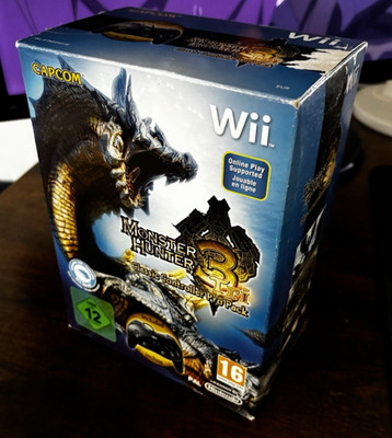 Monster Hunter Tri Limited Edition Box W/ Wii Classic Controller Pro (Wii)
