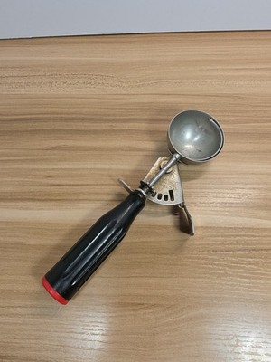 Vintage HAMILTON BEACH MODEL 67 Ice Cream Scoop Black Stainless Made In USA