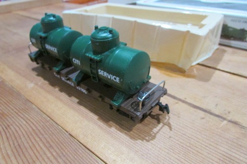 HO Scale Model Power 8160 40' Flat Car with Twin Removable Tanks City Service - Picture 2 of 6