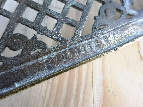 Antique A. Kenrick & Sons brass trivet, with Scottish 'East or West Hame's Best' - Picture 8 of 11
