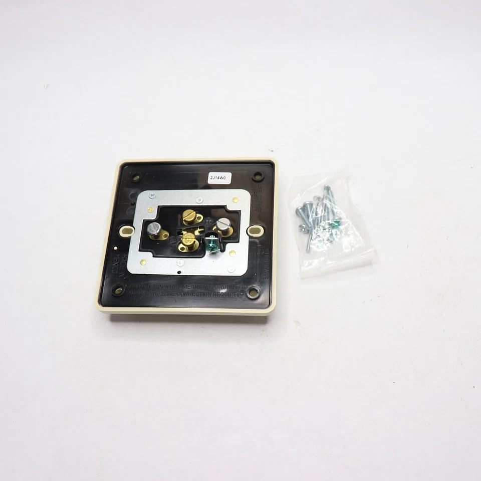 Leviton Industrial Quadplex Toma/Receptáculo Marfil 20 Amp 125 V 21254-I Foto 4 de 4