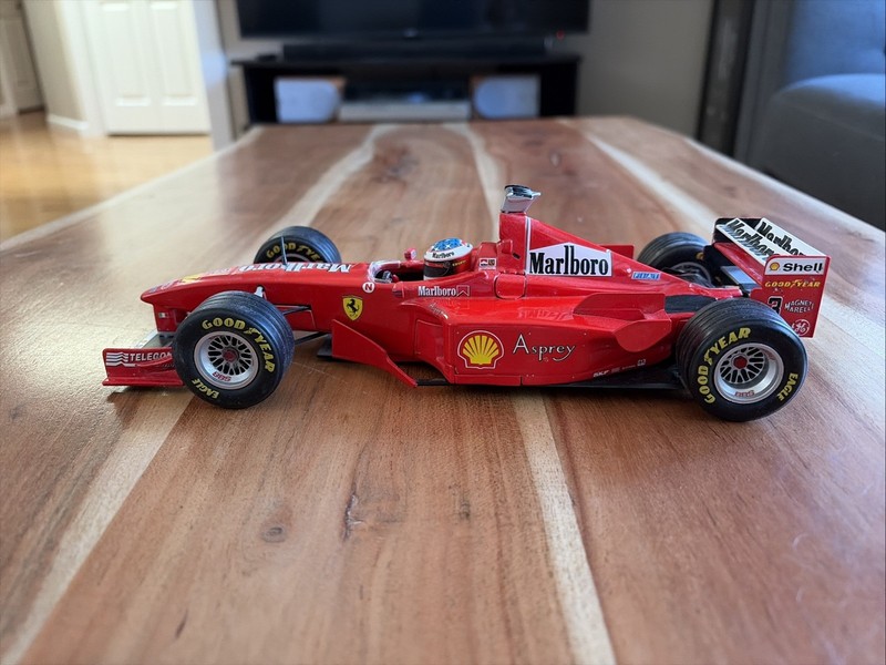 Hot Wheels Mattel:  Ferrari F300  #3  Michael Schumacher  1998   1:18