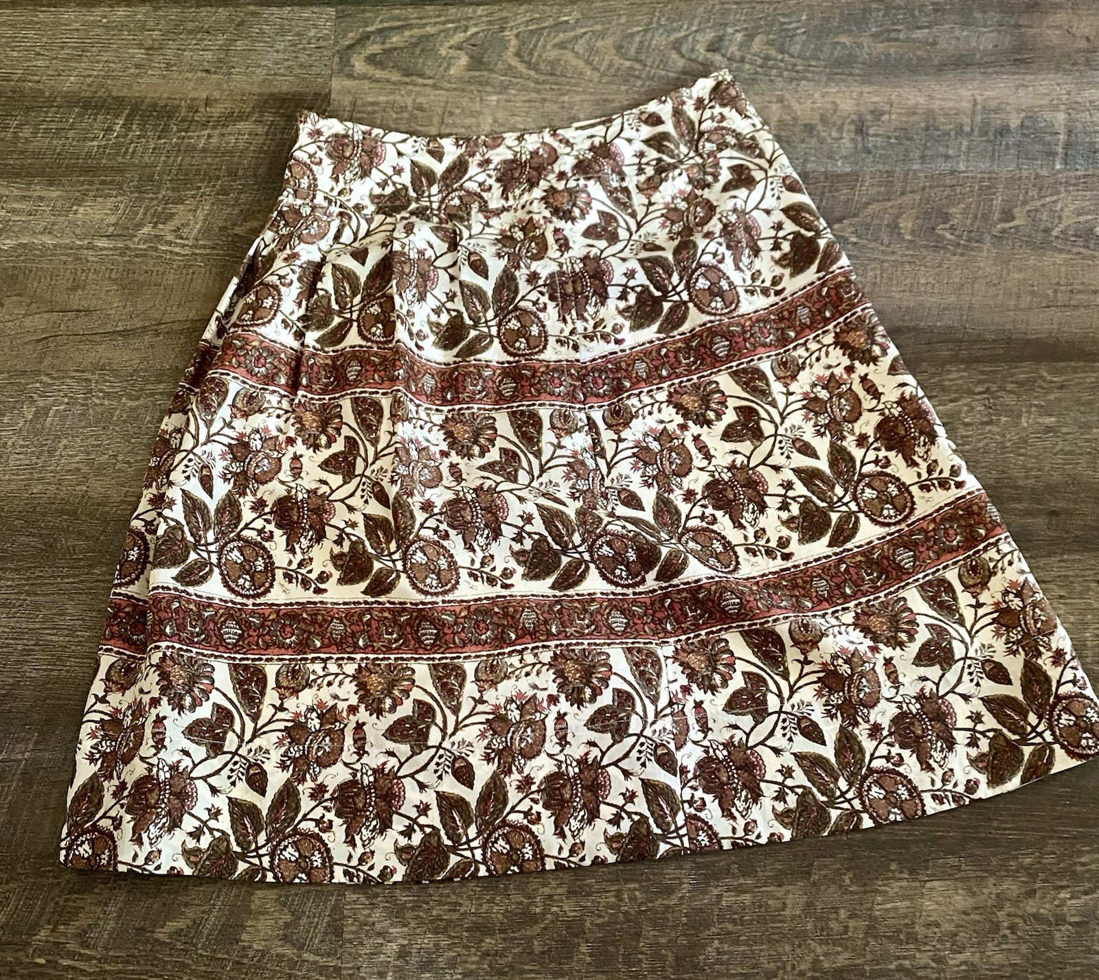 Banana Republic 100Silk Skirt Knee Length Brown Ivory Floral Paisley Size 6 Boho