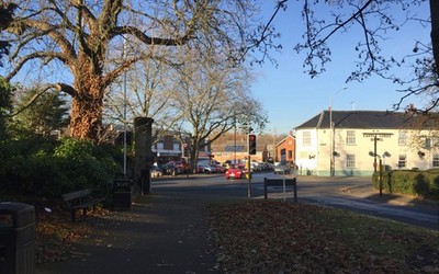 Foto 6x4 Die St. John's Kreuzung von Weston Close, Warwick Die Säule ist c2016