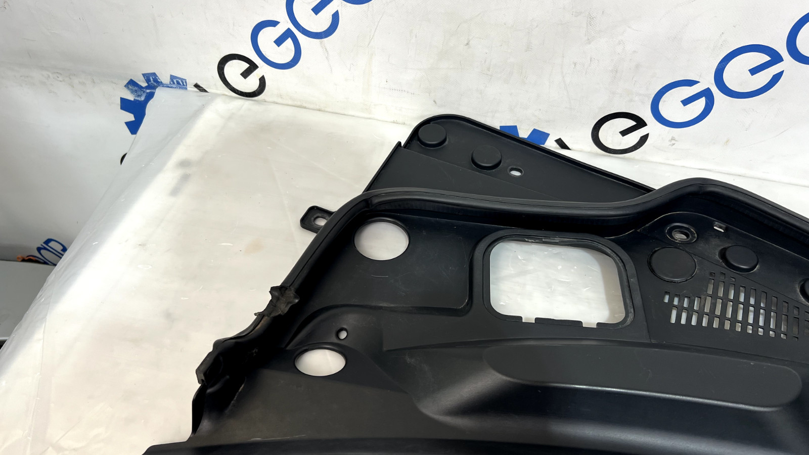 2014-2017 MASERATI QUATTROPORTE M156 FRONT WINDSHIELD WIPER COWL TRIM 670010468
