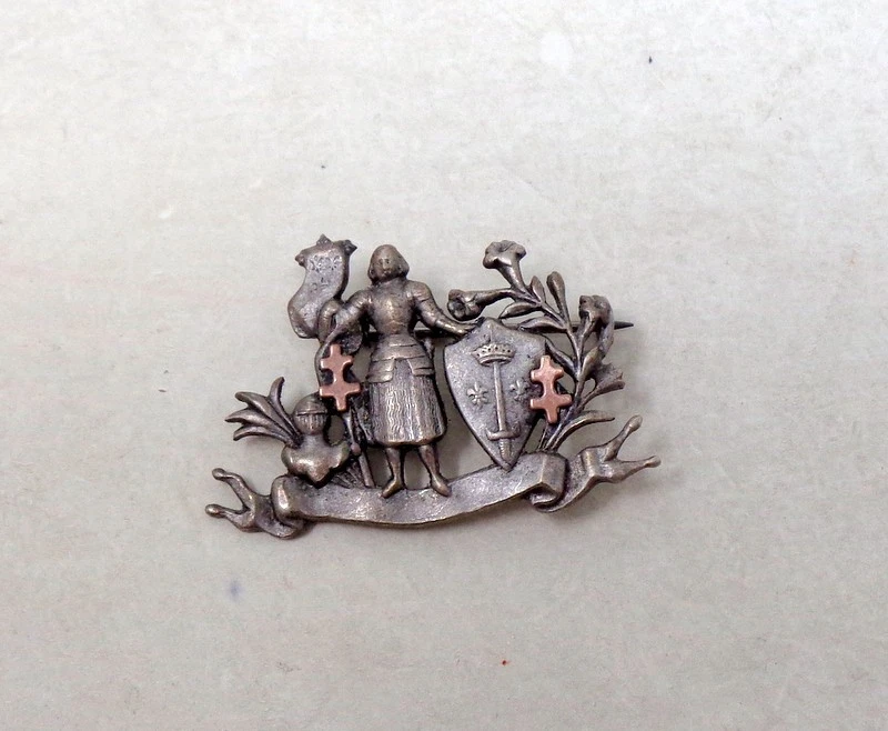 Pendentif or jaune, croix de Lorraine avec chardon, 1920-40. - Bijoux Anciens Schaffner