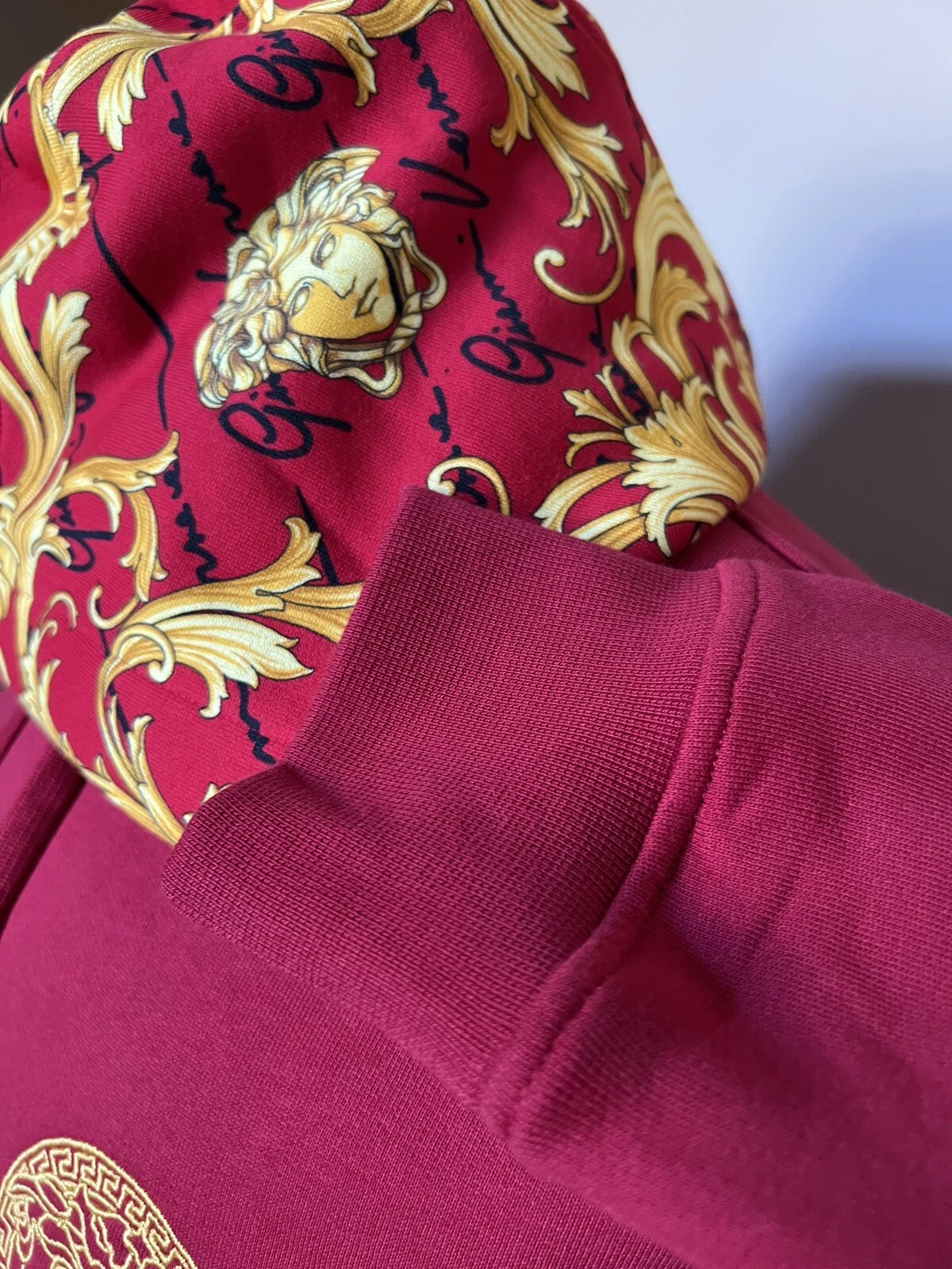 Felpa Versace Medusa stampa barocca con cappuccio rossa S 1003253 nuova con etichetta $1150