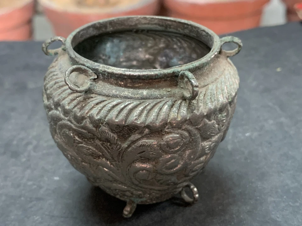 Antigua maceta grabada vintage hecha a mano con patrón floral de plata alemana con aros Foto 3 de 4