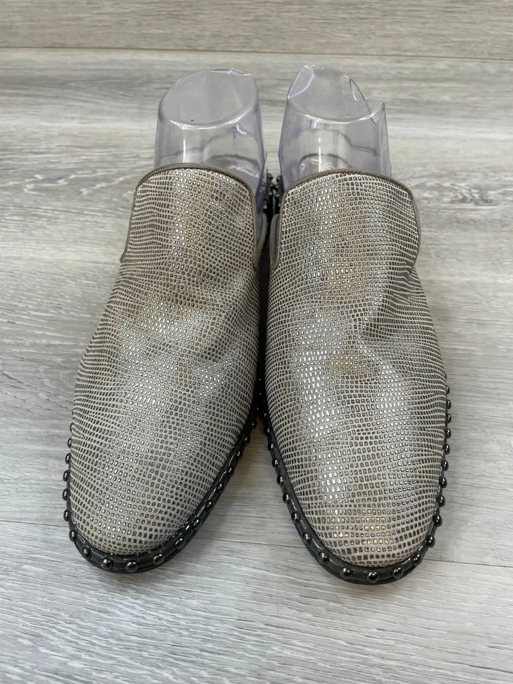 Zapatos para mujer Adrianna Papell de tacón bloque sin cordones de cuero con tachuelas 10 plateados Foto 2 de 4