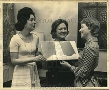 1972 Press Photo Mrs. James L. Reynolds presents Poster to Mrs. Mary Zervigon
