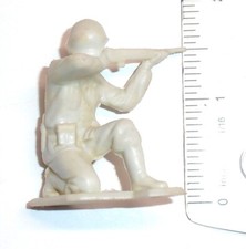 LM 13 Louis Marx Navarone Playset Figure Off White  German Rifleman Kneeling