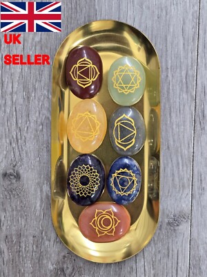 7 Chakra Heilstein 7er Set Gravur Kristall Reiki aufgeladen mit goldenem Tablett