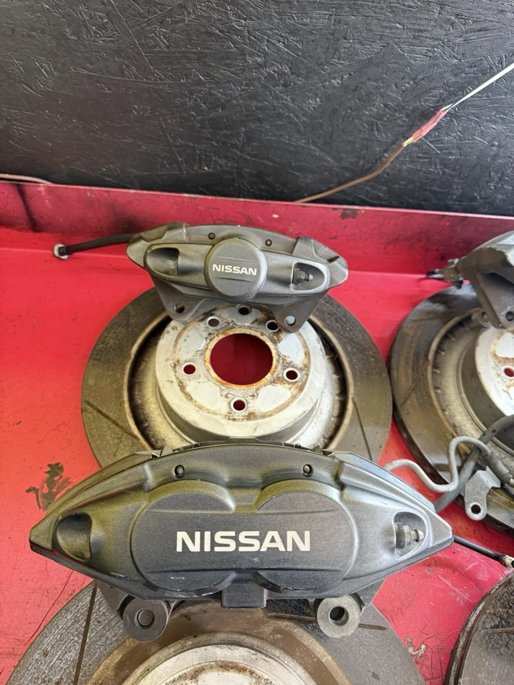 Nissan 370z Akebono 2009-2020 juego de pinzas de freno grandes OEM con rotores y líneas Foto 2 de 3