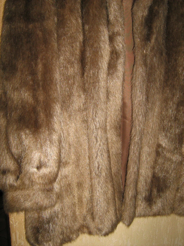 VESTE VINTAGE EN FOURRURE SYNTHETIQUE  LOT N°V1 - Photo 3/4