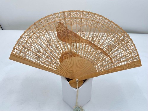 Sandalwood fan with pheasant design and openwork Japanese Traditional Crafts - Picture 11 of 19