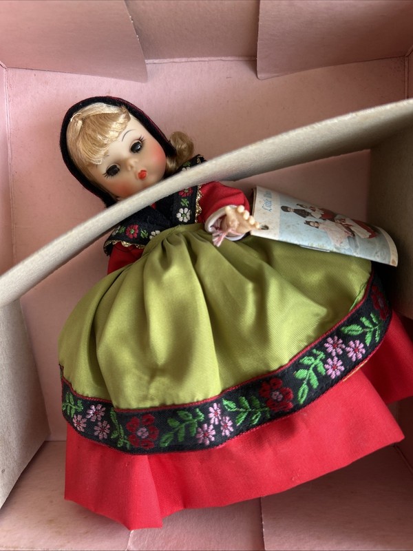 MADAME ALEXANDER DOLL SWEDEN #592 with ORIG BOX VINTAGE 8" INT'L COLLECTION