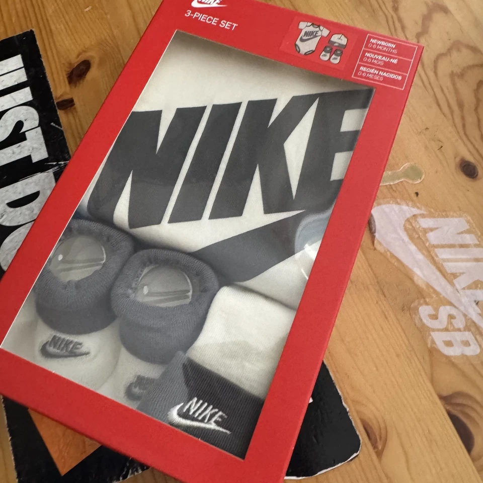 Nuevo Nike Bebé 3 Piezas Conjunto de Caja Gris Infantil Body Botines Sombrero - TALLA 0-6 MESES Foto 2 de 4