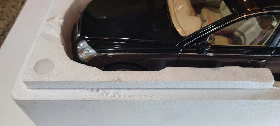 AUTOART MAYBACH 57 DEALER MODEL BLACK DIE CAST SCALE 1:18 IN BOX - Image 2 of 4