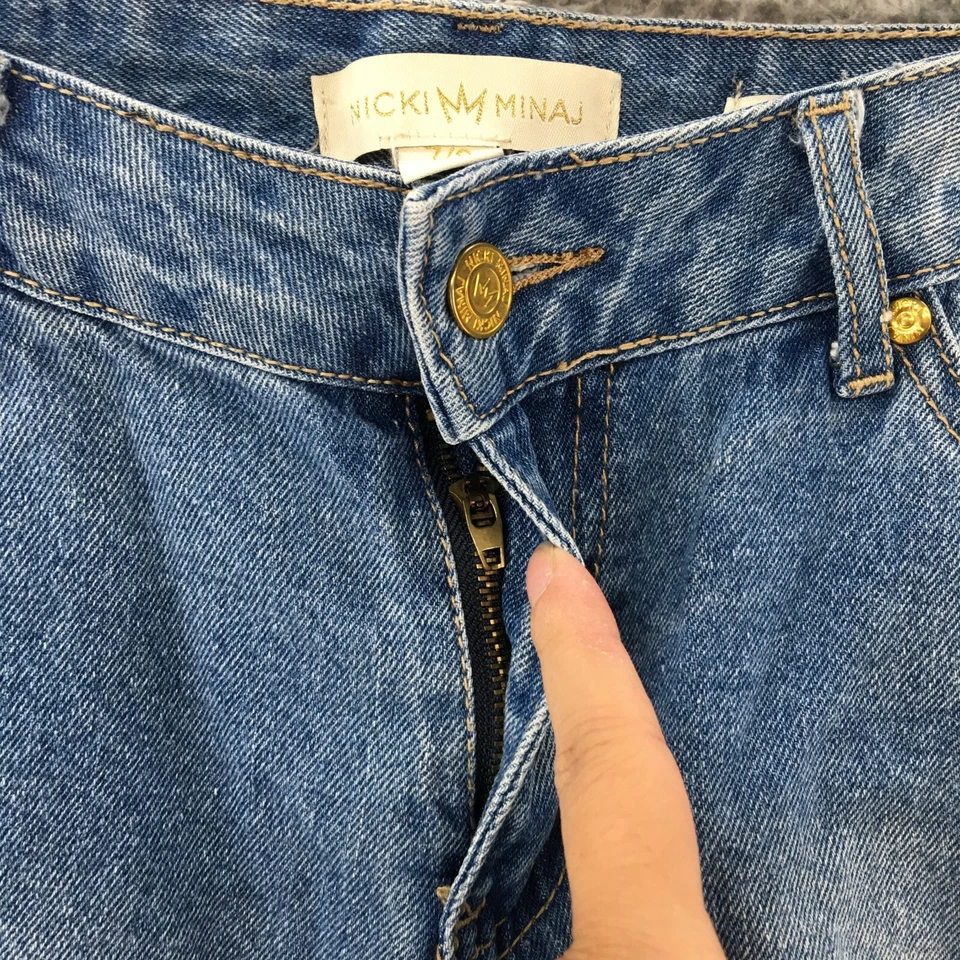 Bermudas Nicki Minaj para mujer 7/8 azul lavado medio denim desgastado cremallera mosca Foto 3 de 4