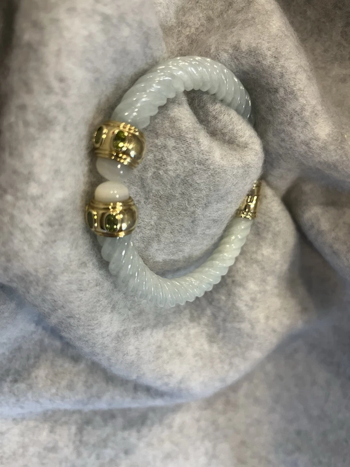 Brazalete brazalete de jade con textura de motivo de cuerda y detalles de piedra de peridoto  Foto 4 de 4