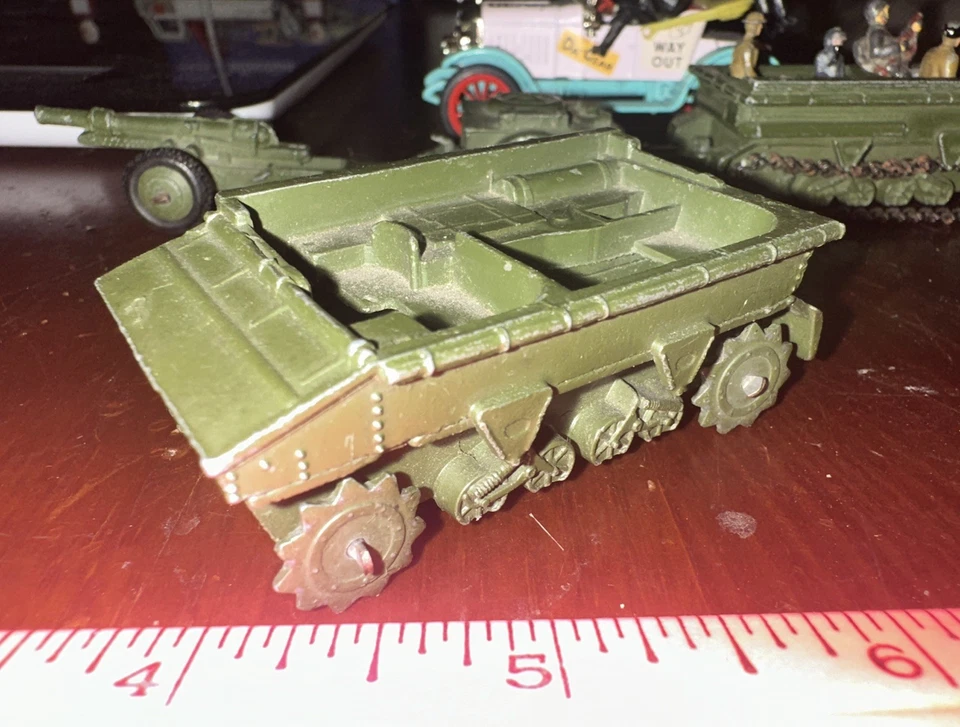 Dinky #162A: Light Dragon Army Tractor, Made In UK 1948 Green 1/48; Only 1 Chain - Image 2 of 4