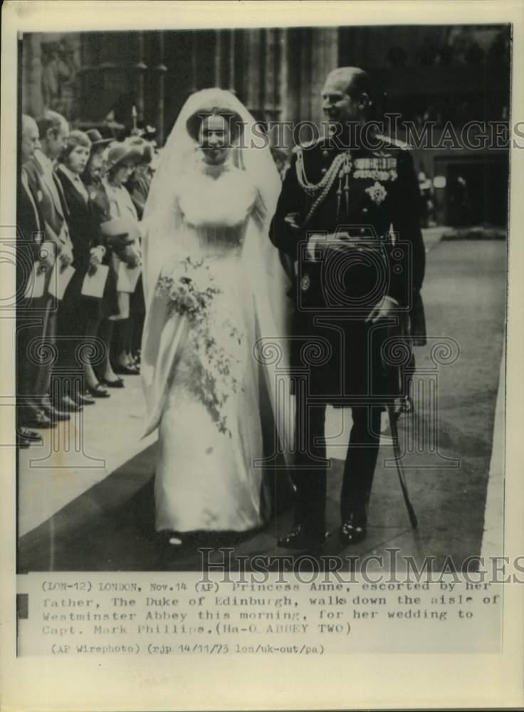 1973 Press Photo London-Princess Anne escorted down the aisle by Prince  Philip