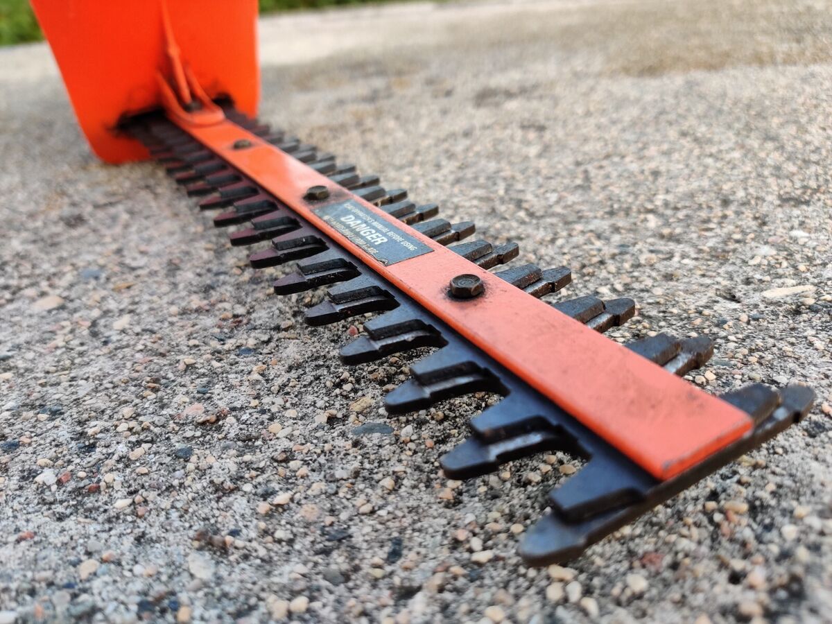 Black & Decker Model 8114 Electric Shrub & Hedge Trimmer “13 Black & Decker Model 8114 Electric Shrub & Hedge Trimmer “13