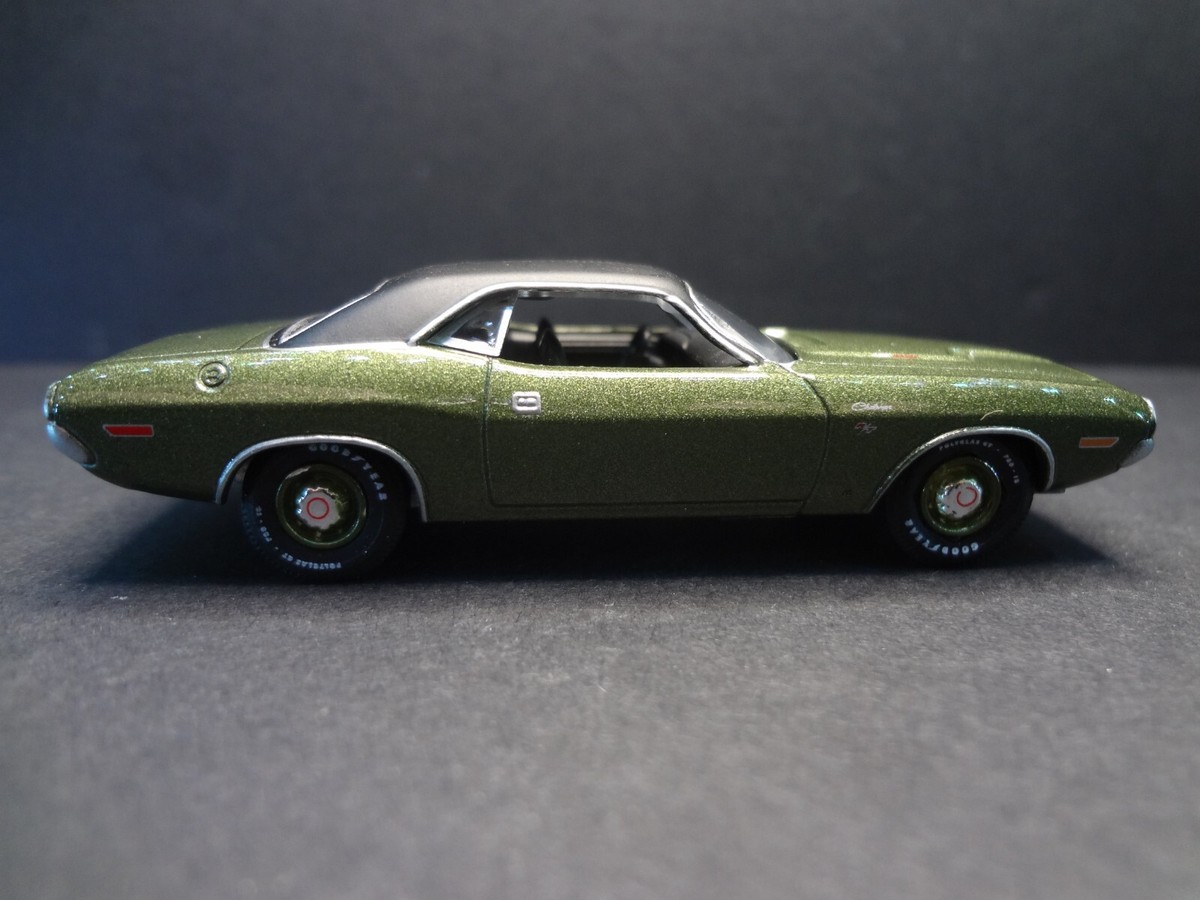 Auto World 1970 Dodge Challenger R/T dark green - Loose 1:64