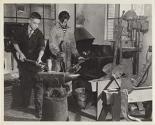 8X10 PHOTO OF AGRICULTURE STUDENTS - MECHANICSBURG, PA